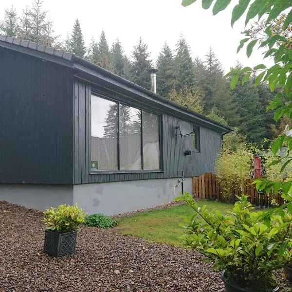 Loch Ness Highland Cottages with partial Loch View, hotel v destinaci Invermoriston