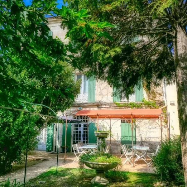 Au Saint Roch - Hôtel et Jardin, hotel di Avignon