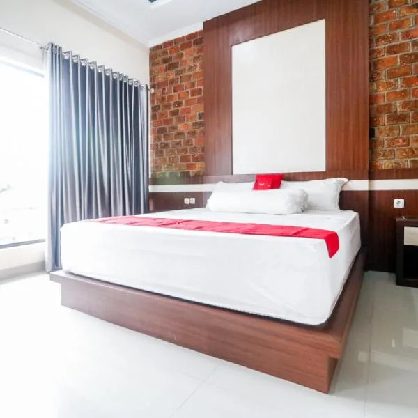 RedDoorz Plus near Kualanamu Airport Medan: Medan şehrinde bir otel