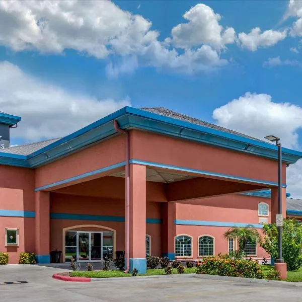 Quality Inn & Suites at The Outlets Mercedes-Weslaco, hotel in La Feria