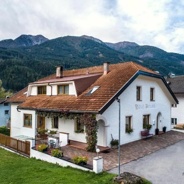 Haus Arnold - Privatzimmer und Ferienwohnungen, hotel di Sillian
