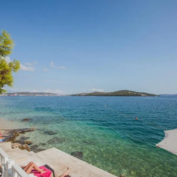 Happy Camp mobile homes in Camping Amadria Park Camping Trogir, hotel v destinaci Seget Vranjica