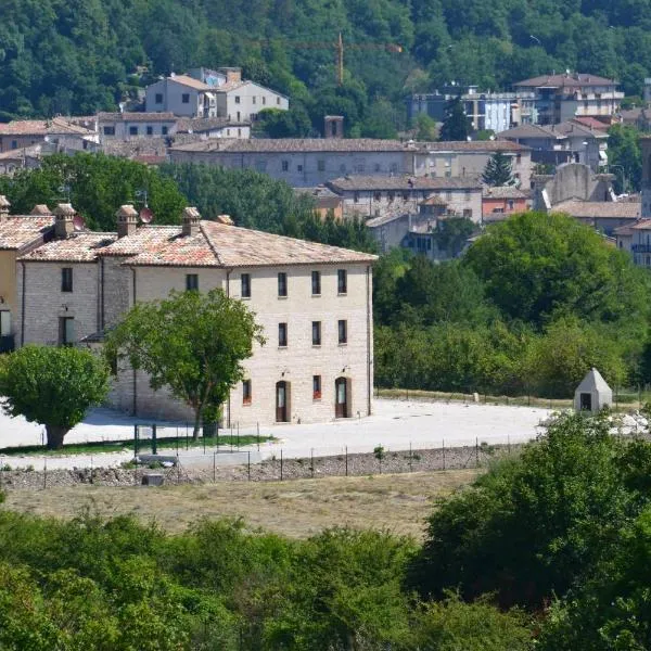 Agriturismo Antico Muro, hotel in Serra SantʼAbbondio