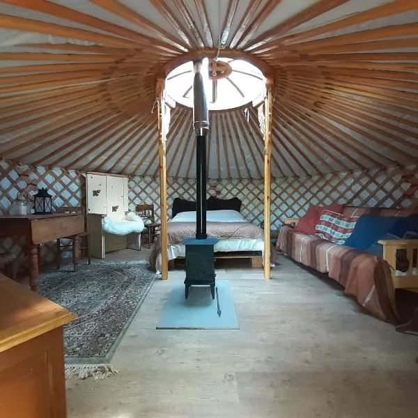 Oakdean Cottage Yurt, hotel in Slimbridge