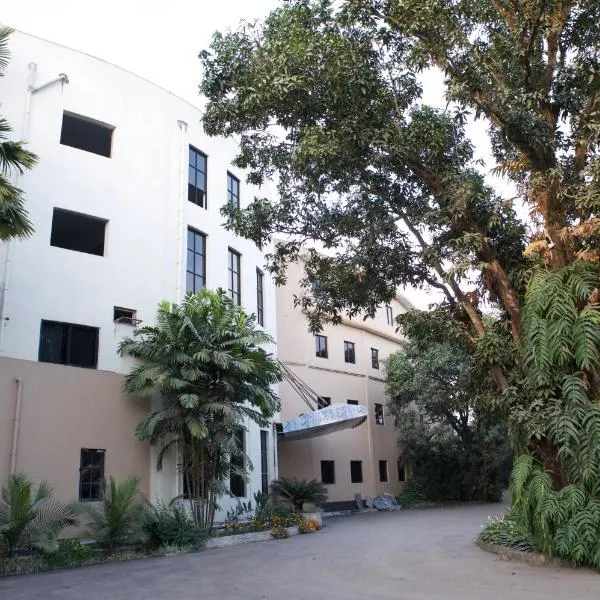 Central Palm Hotel, hotel di Bharatpur