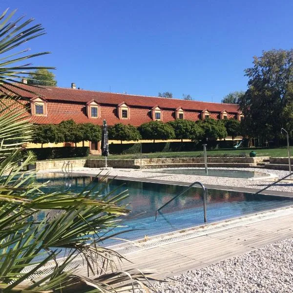 Dvůr Pecínov – hotel w mieście Benešov