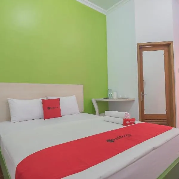 RedDoorz Plus near Alun Alun Kuningan, hotel in Balong