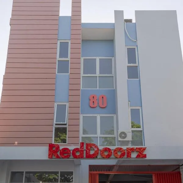 RedDoorz Plus Syariah @ Raya Nginden 2, hotel v destinaci Surabaja