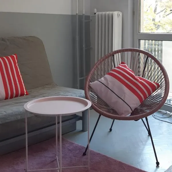 Lovely Madly Apartment، فندق في كراكوف