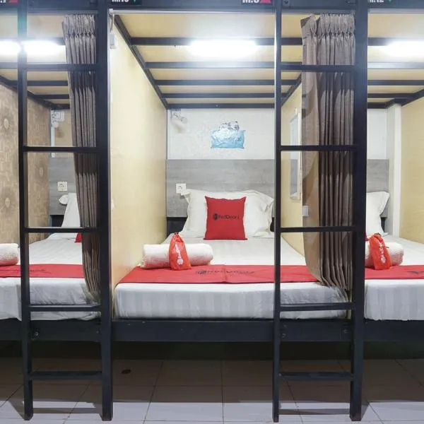 RedDoorz Hostel @ Borobudur Street, hotel in Blimbing