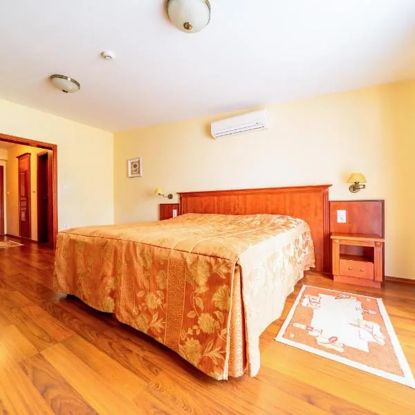 Pannon Hotel Bejelentkezés 20 óráig, Check-in until 20 o'clock, Einchecken bis 20 Uhr, hotel Mohácson