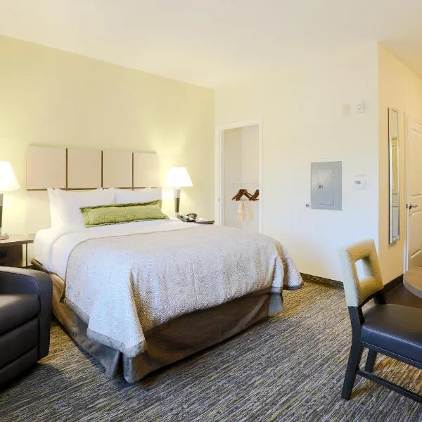 Candlewood Suites Auburn, an IHG Hotel, hotelli kohteessa Oak Bowery