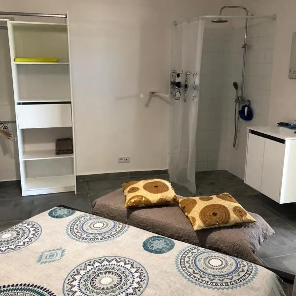 Belcourt1-lit queen size, hotel v destinaci Baie-Mahault