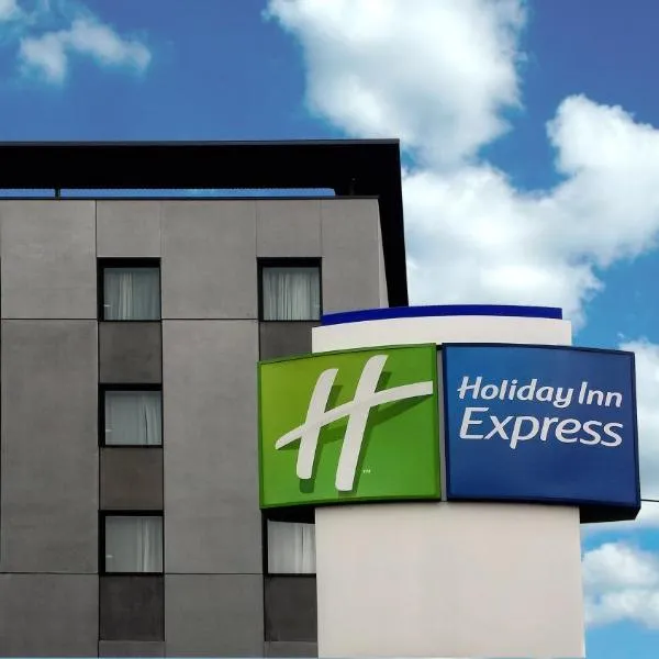 Holiday Inn Express Bilbao Airport, an IHG Hotel, хотел в Дерио