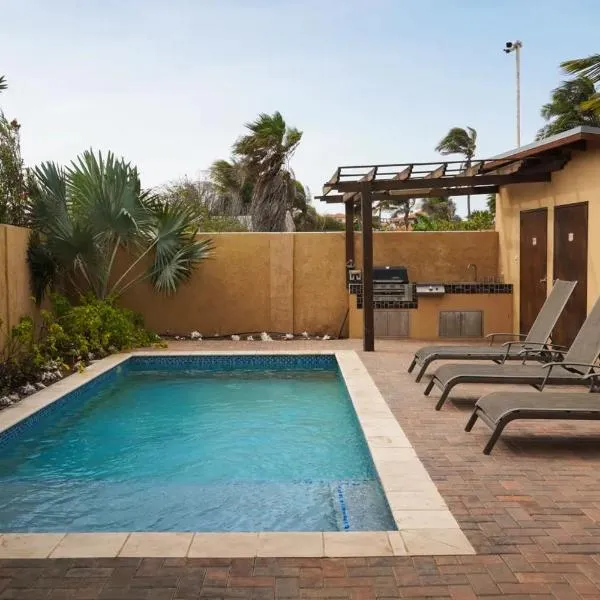 NICE HOUSE WITH PRIVATE POOL IN GOLD COAST, hotel v destinaci Palm-Eagle Beach