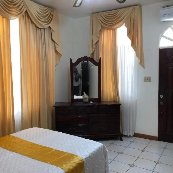 GoldenView Guesthouse Ocho Rios, hotell i Oracabessa