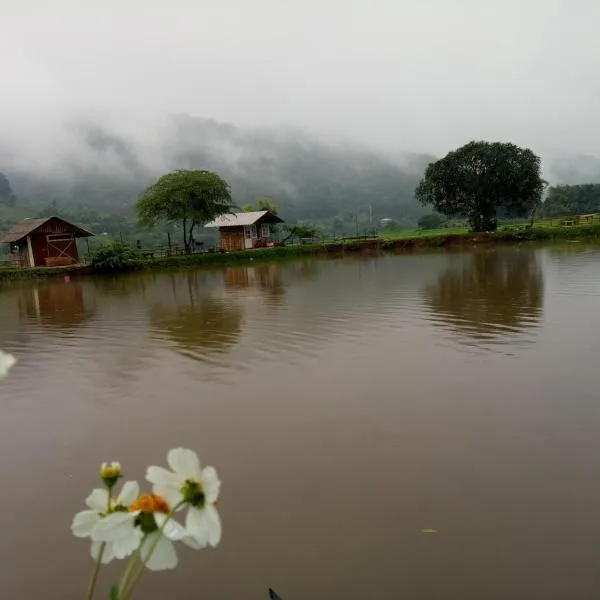 Samoeng fishing park home stay, hotell i Ban Om Long Nua