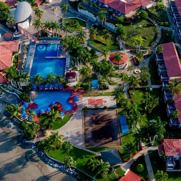 Qualton Club Ixtapa All Inclusive, отель в городе La Majahua