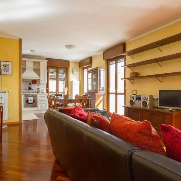 Bright house with 2 bedrooms & a unique terrace, hotel in Bergamo