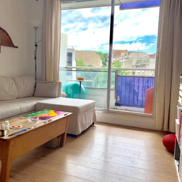 Jolie chambre privée à Paris dans appart de 75m2, Hotel in Paris