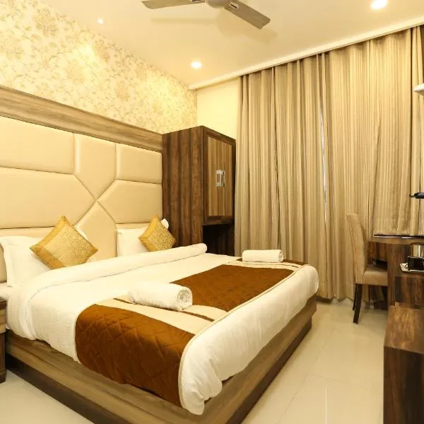 Malhotra Guest House 50 Meter from Golden Temple, hotel in Verka