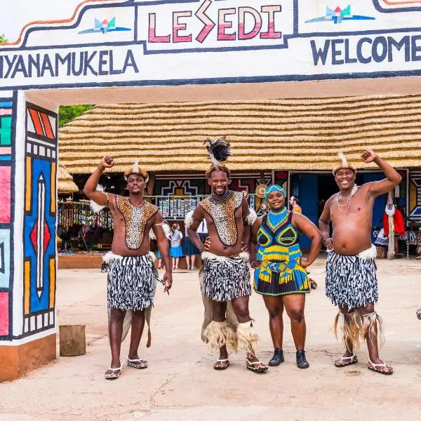 aha Lesedi African Lodge & Cultural Village, hótel í Hennops