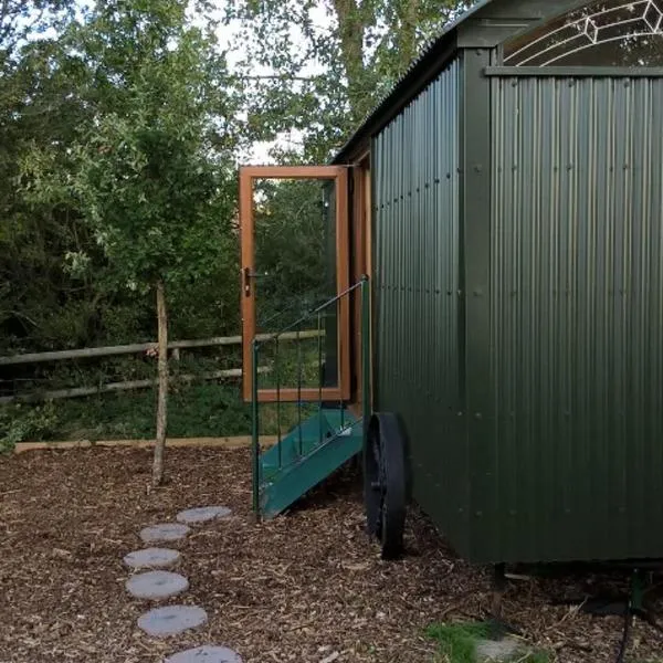 Glamping Malvern shepherd hut, hotel v destinaci Malvern Link
