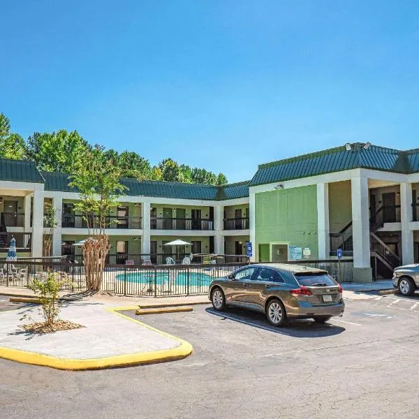 Quality Inn & Suites near Six Flags - Austell: Austell şehrinde bir otel