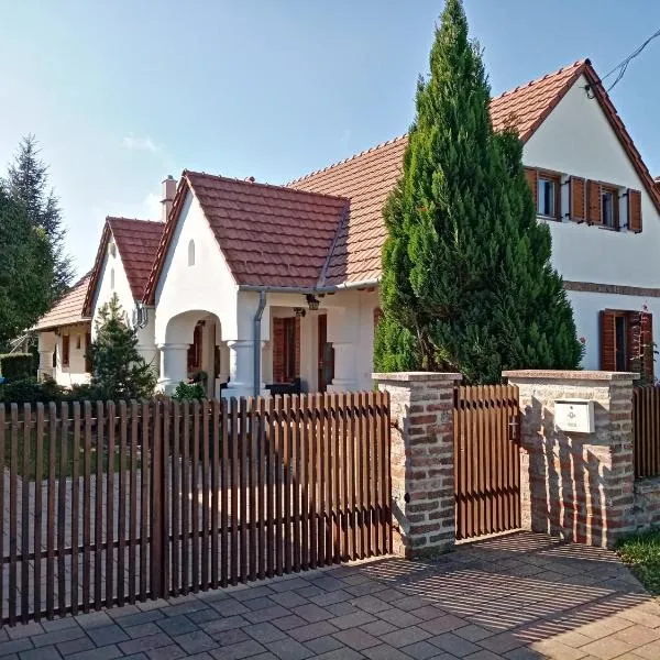 Négy Évszak Apartmanház, hotel in Balatonmagyaród