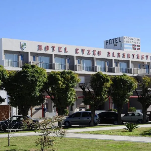 Hotel Euzko Alkartasuna: Macachín'de bir otel