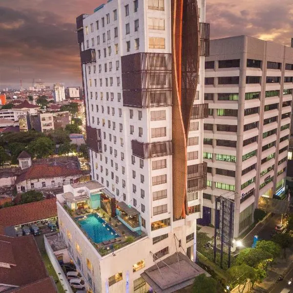 CROWN PRINCE Hotel Surabaya Managed by Midtown Indonesia، فندق في Waru