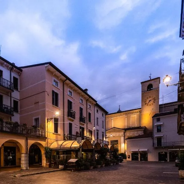 Flowers Apartments, hotel v destinaci Desenzano del Garda