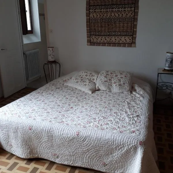 Belle chambre dans maison atypique, готель у місті Жуаез