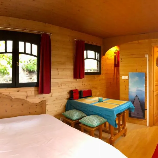 Millygite roulotte - 4 seasons Chalet-on-wheels, hotel in Courances