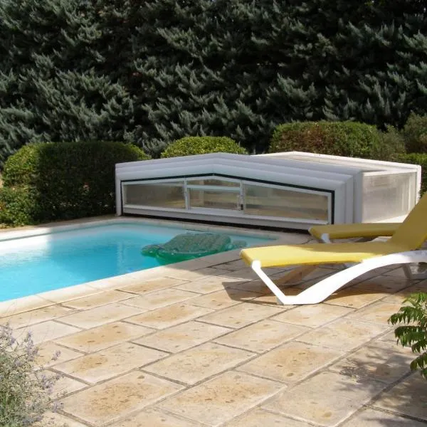 Maison provençale chaleureuse avec piscine、ムリエスのホテル