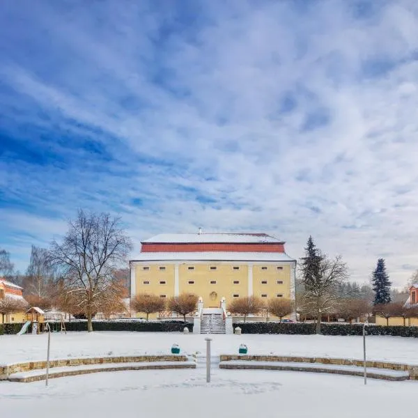 Dvůr Pecínov, hotel in Benešov