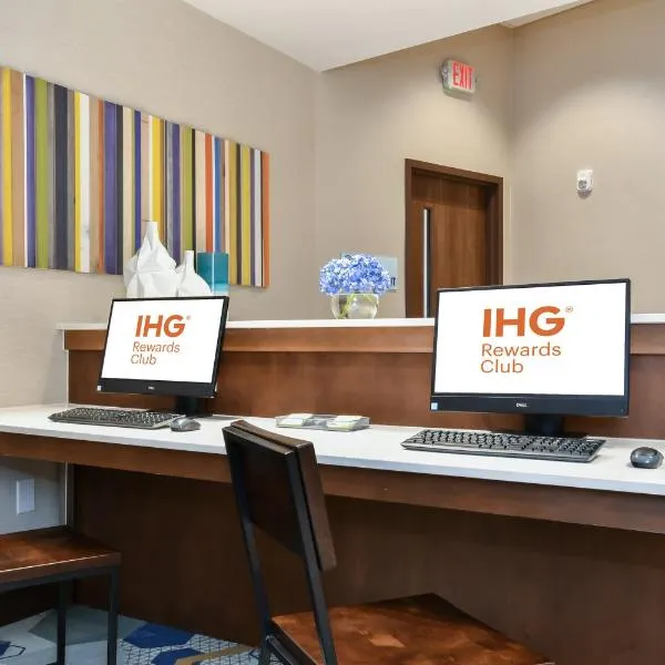 Holiday Inn Express & Suites Charlotte - Ballantyne by IHG, hotel in Charlotte