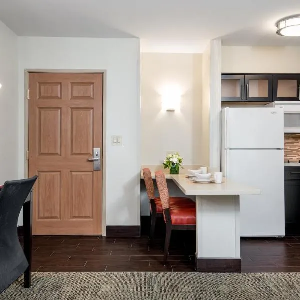 Staybridge Suites Chantilly Dulles Airport by IHG, отель в городе Шантильи