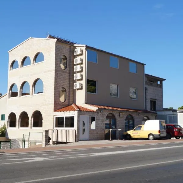Apartments Mario with private parking, hotel v destinaci Makarska