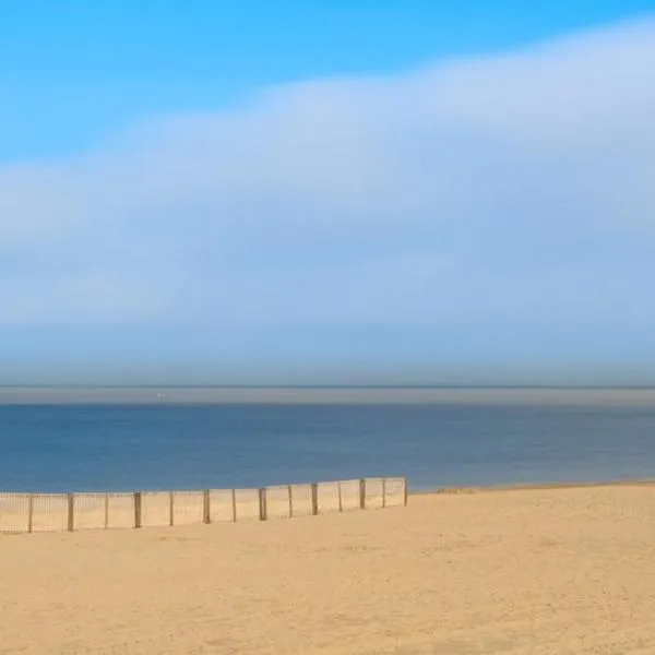 Strandvakantieappartement Zilverstrand - met binnenzwembad!, hotel in De Haan