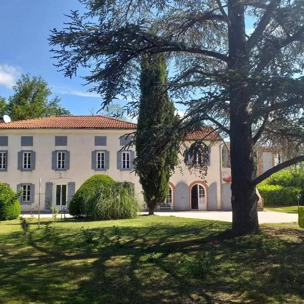 Chez Celine et Philippe Chambre atelier dans propriété de charme avec piscine、Saint-Ybarsのホテル