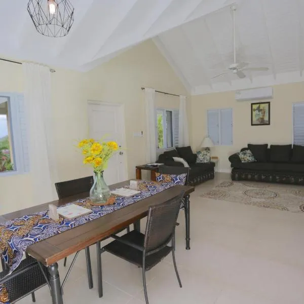 Richmond - Heroes Villa, AC, Security, Access to Pool, Playground & Private Beach - Welcome Breakfast Basket, hotel v destinaci Richmond