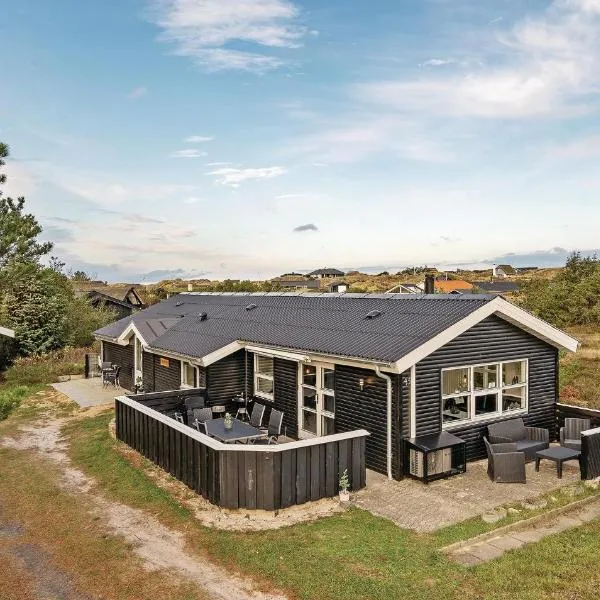 Three-Bedroom Holiday Home In Henne, hotel in Henne Strand