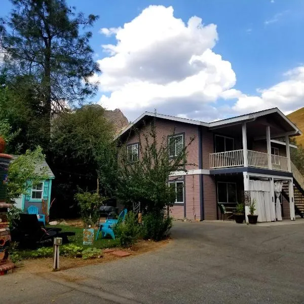 Sacred Mtn River Suites, hotel v destinaci Kernville
