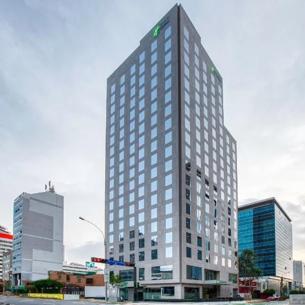 Holiday Inn Express - Lima San Isidro, an IHG Hotel، فندق في Lurigancho