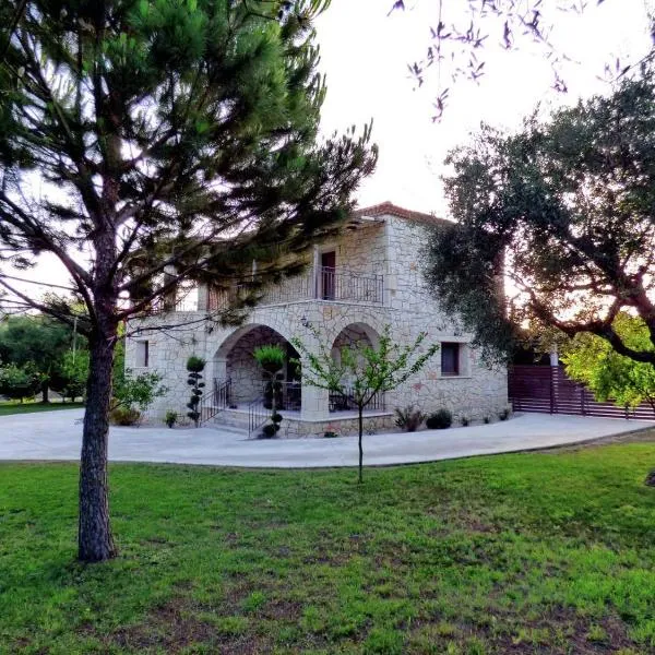Rouveli Villa with private garden and barbeque, hotel v destinaci Tragaki