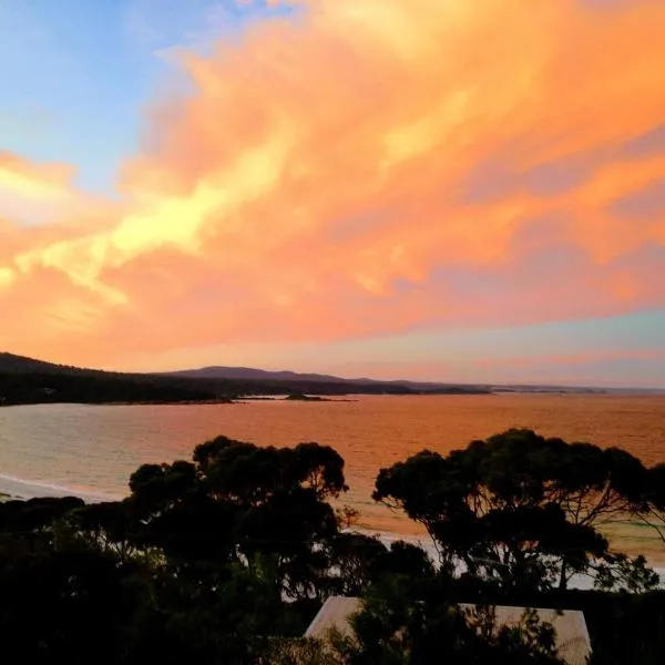 DOLPHIN LOOKOUT COTTAGE - amazing views of the Bay of Fires, hotel v destinaci Binalong Bay