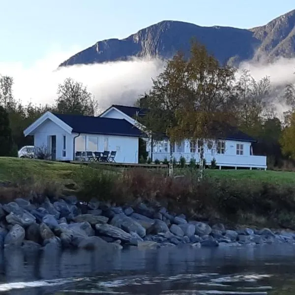 feriehus ved sjøen, hotel in Fiksdal