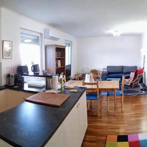 Family-friendly flat with balcony, хотел в Maria Lanzendorf