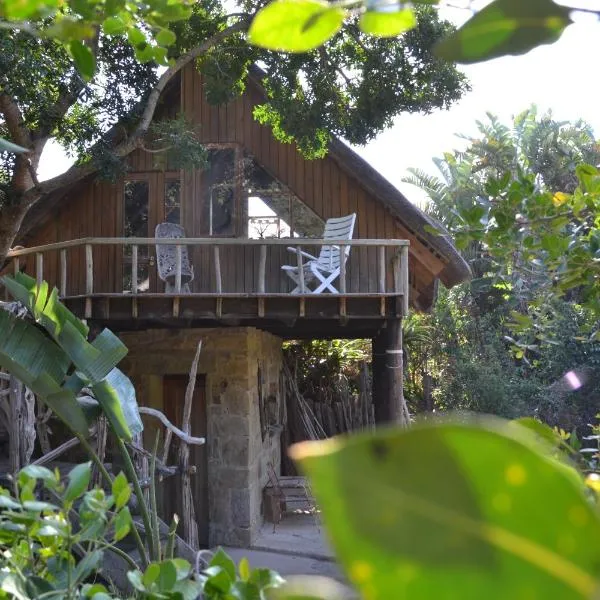 Driftwood Treehouse, hotel en Kwelega